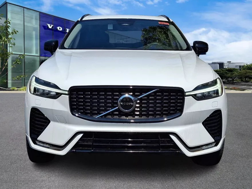 2025 Volvo XC60 B5 Core photo 1