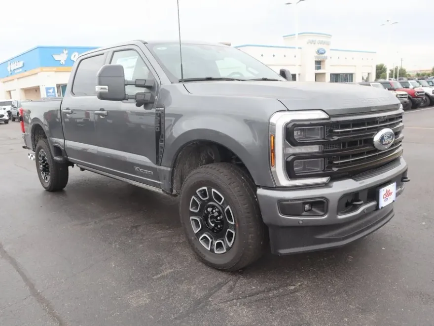 2025 Ford F-250 Platinum photo 1
