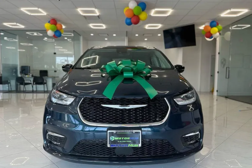 2024 Chrysler Pacifica Hybrid photo 1