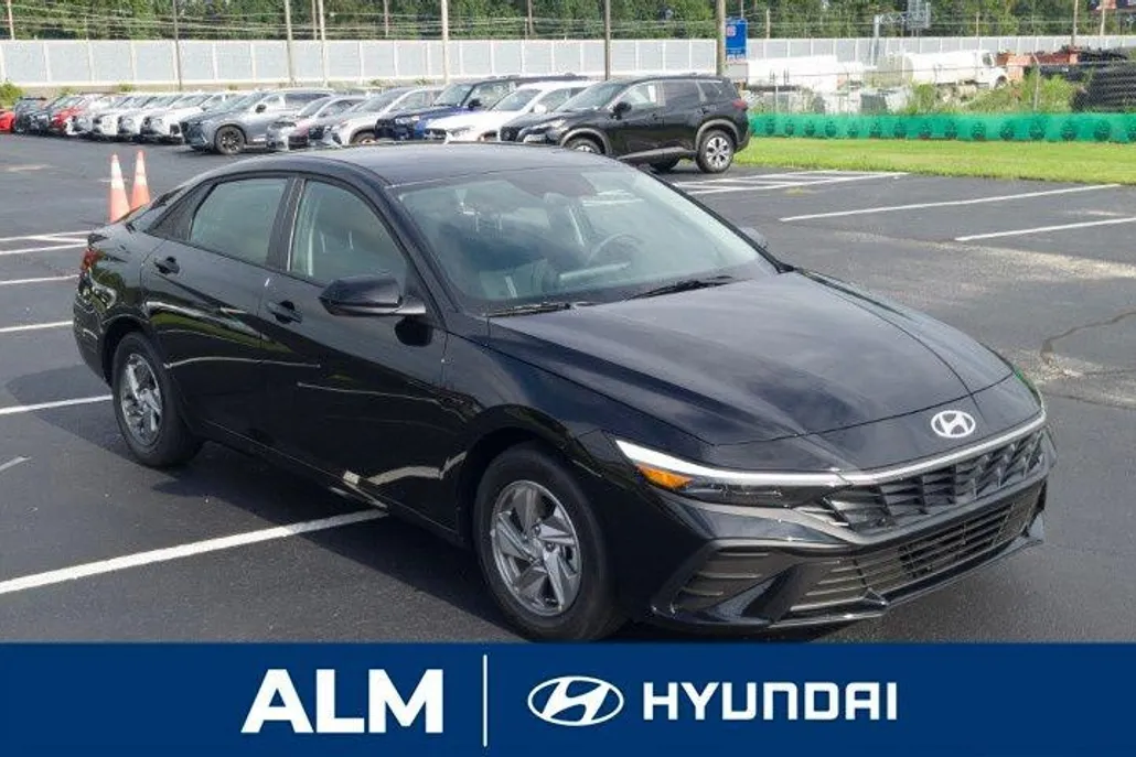 2025 Hyundai Elantra SE photo 1
