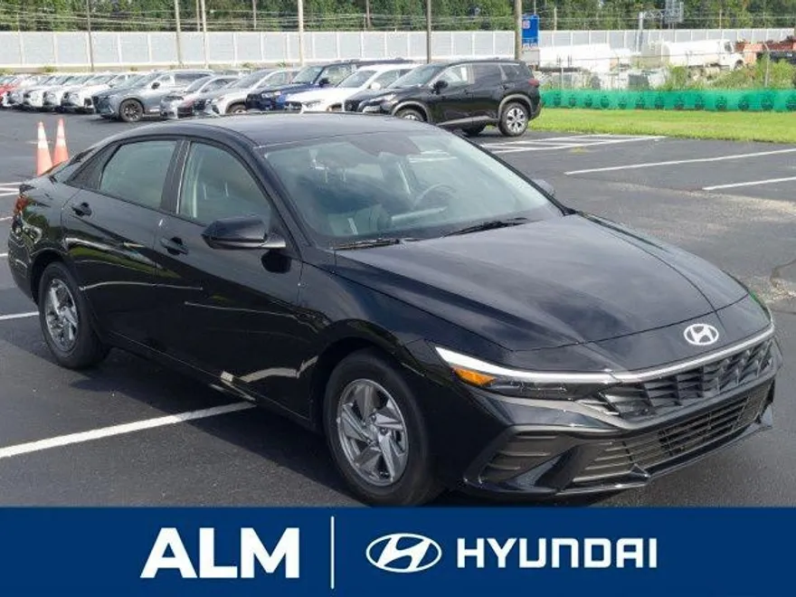2025 Hyundai Elantra SE photo 1