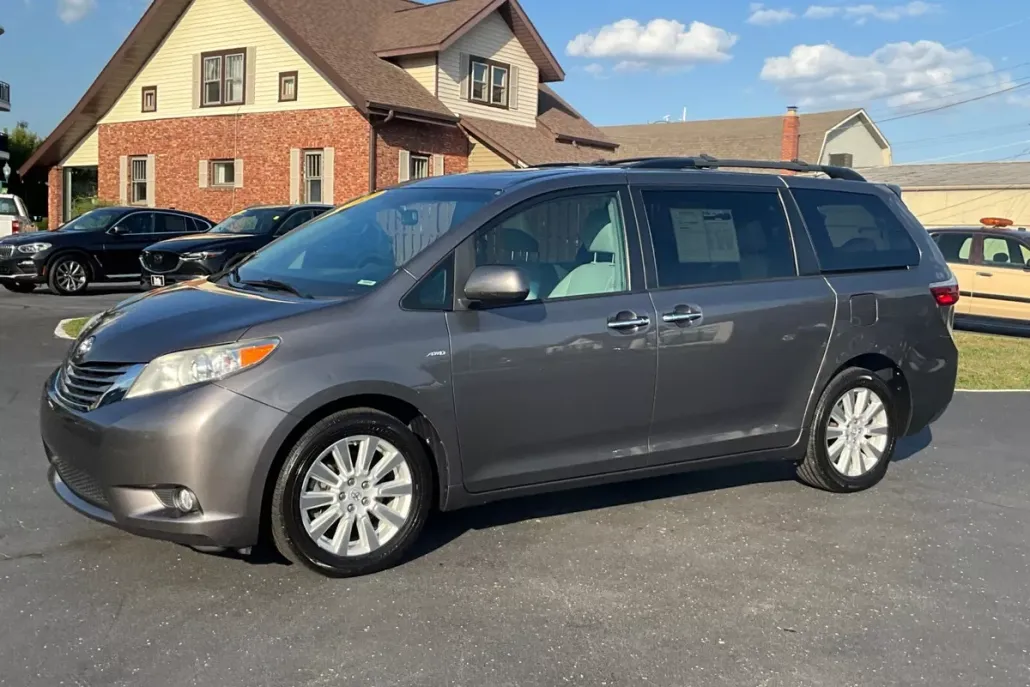 2017 Toyota Sienna XLE Premium photo 1