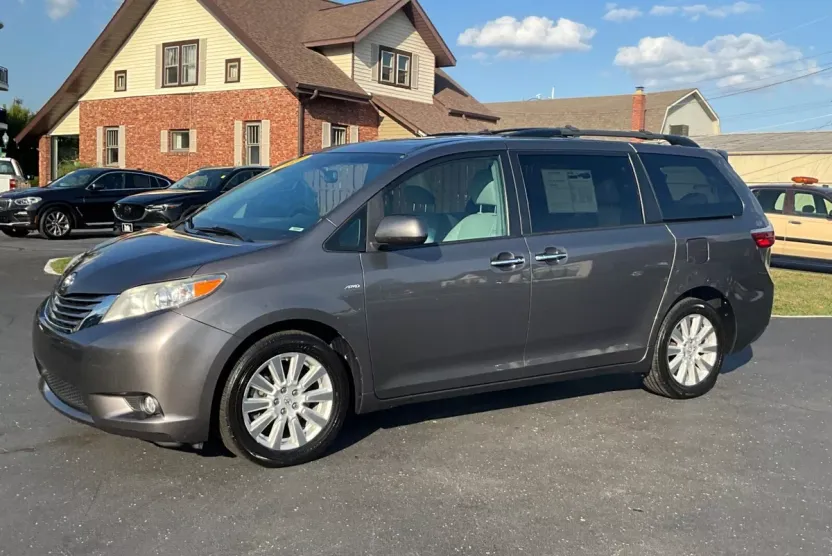 2017 Toyota Sienna XLE Premium photo 1