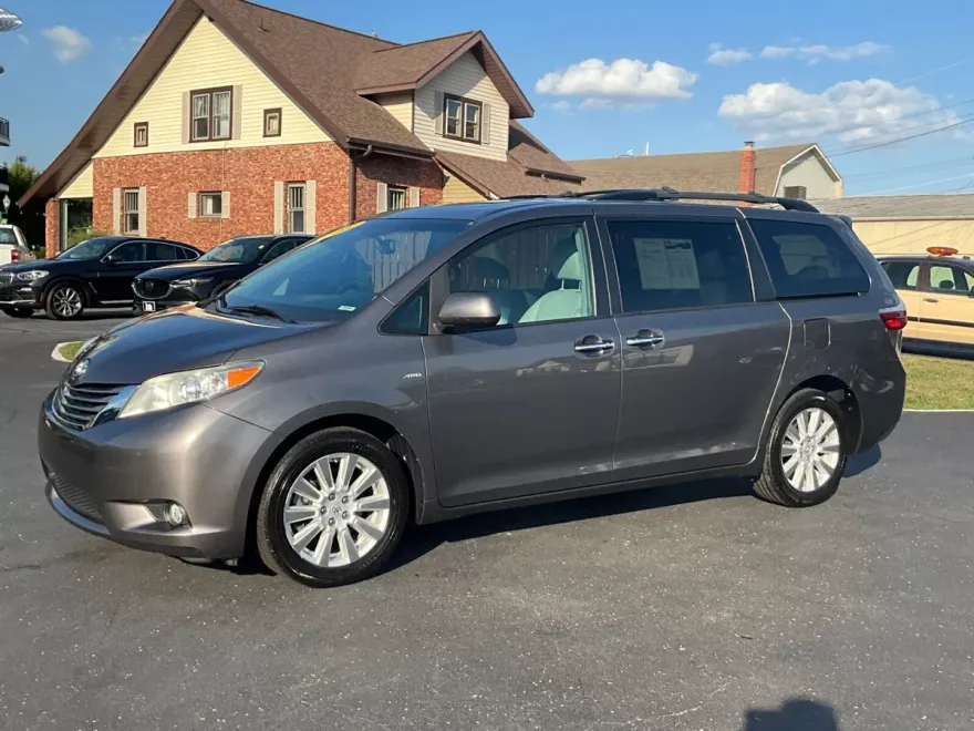 2017 Toyota Sienna XLE Premium photo 1
