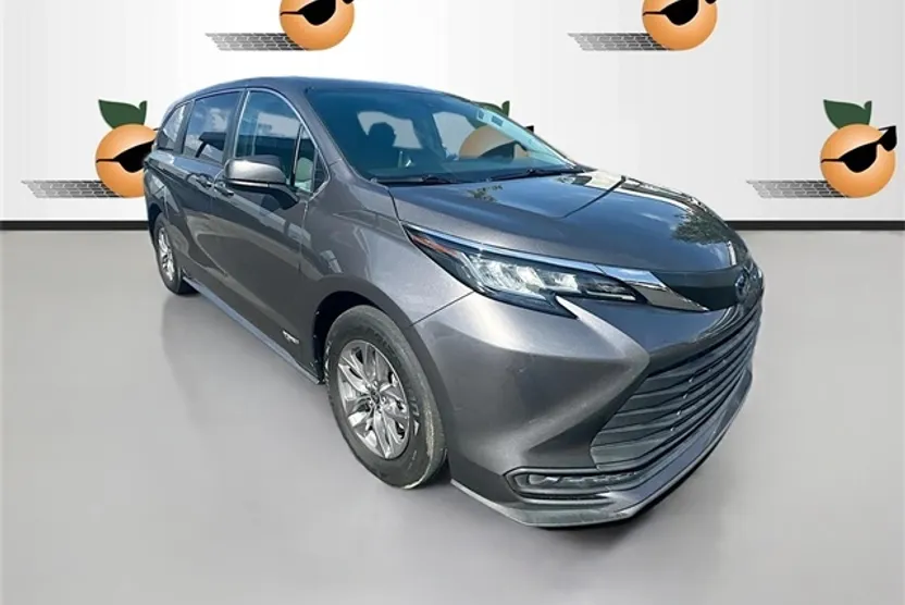 2021 Toyota Sienna LE photo 1
