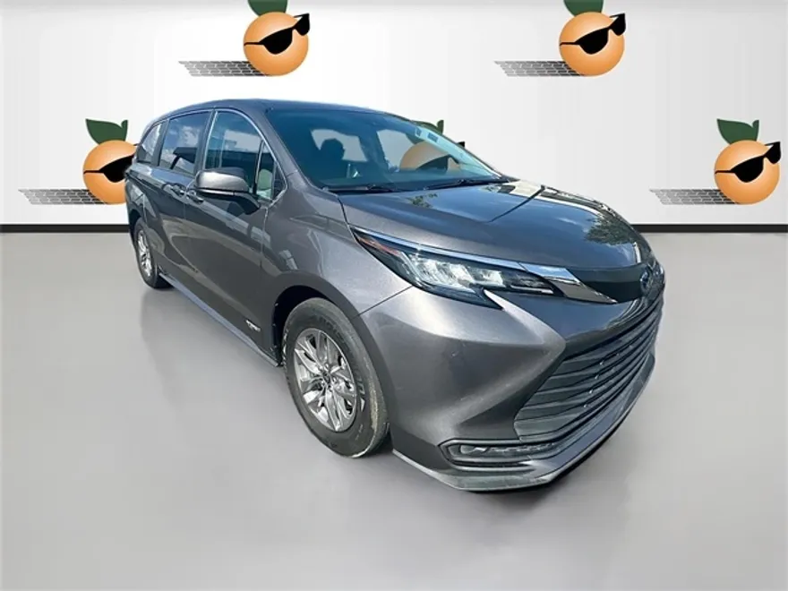 2021 Toyota Sienna LE photo 1