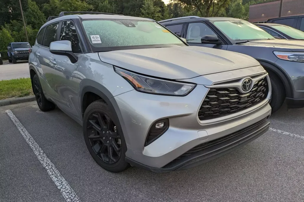 2023 Toyota Highlander LE photo 1