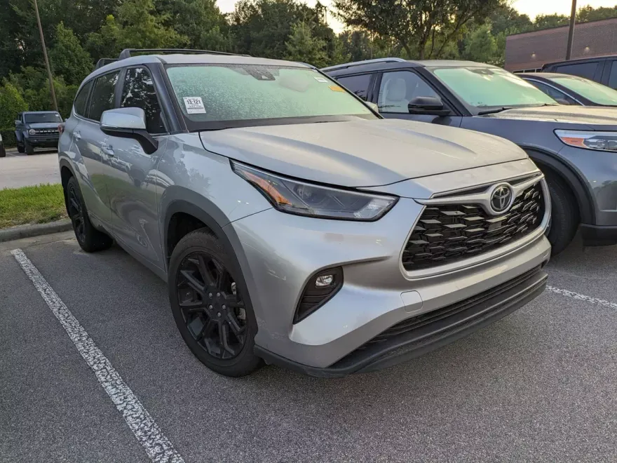 2023 Toyota Highlander LE photo 1