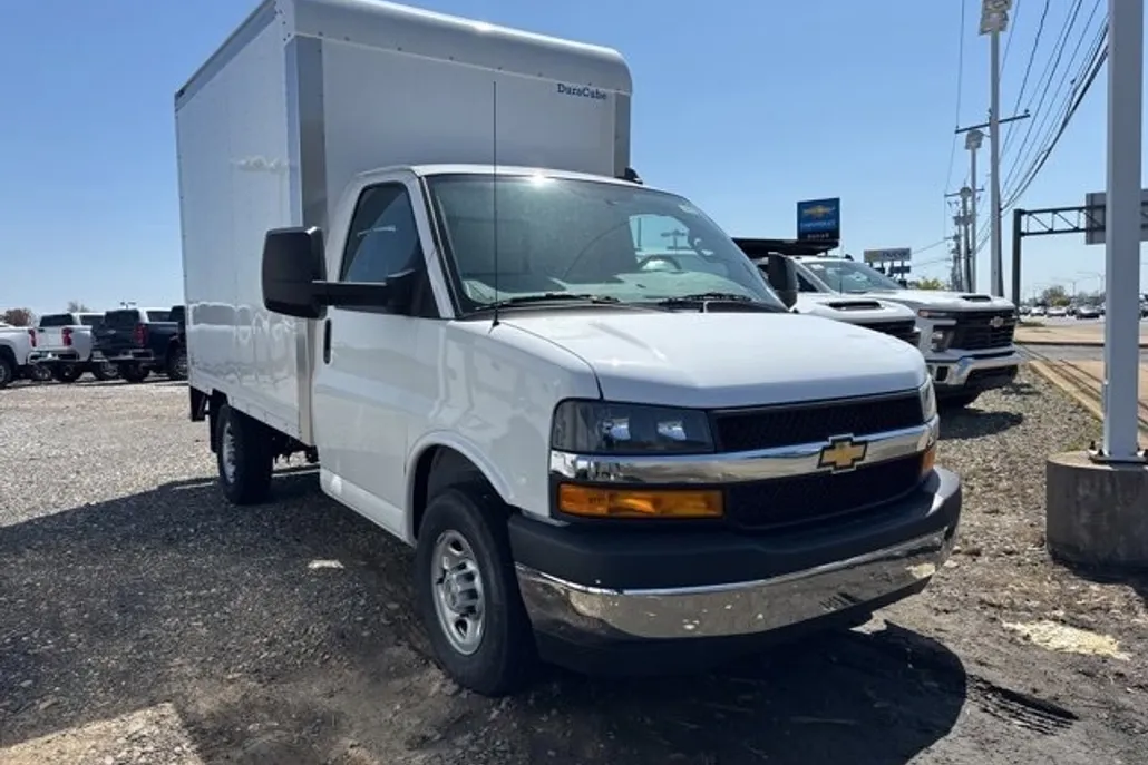2024 Chevrolet Express Cutaway 3500 photo 1