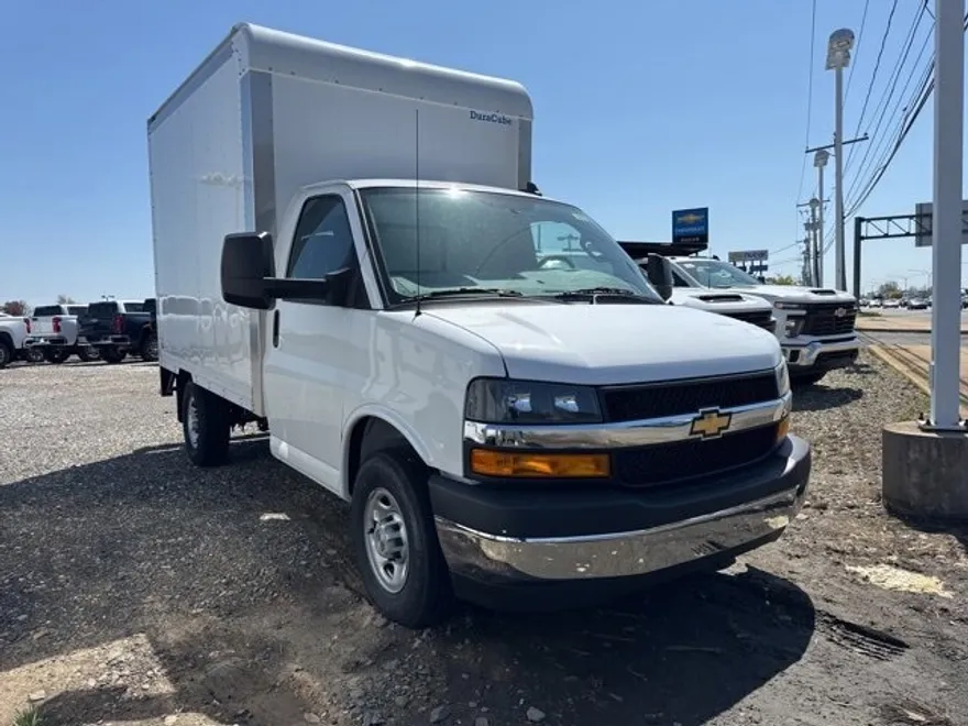 2024 Chevrolet Express Cutaway 3500 photo 1