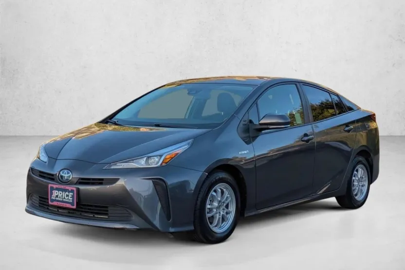 2019 Toyota Prius L photo 1