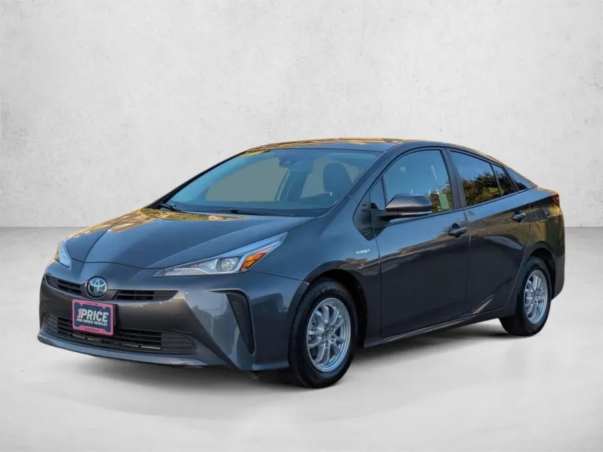 2019 Toyota Prius L photo 1