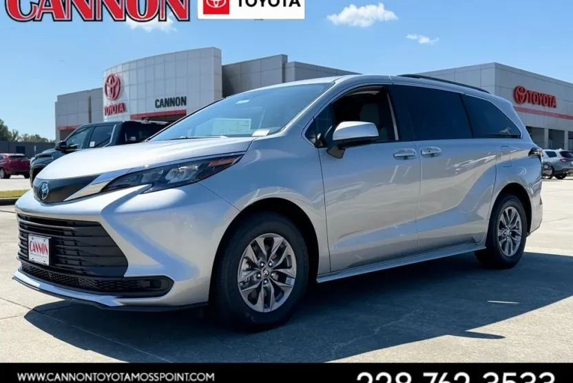 2025 Toyota Sienna LE photo 1