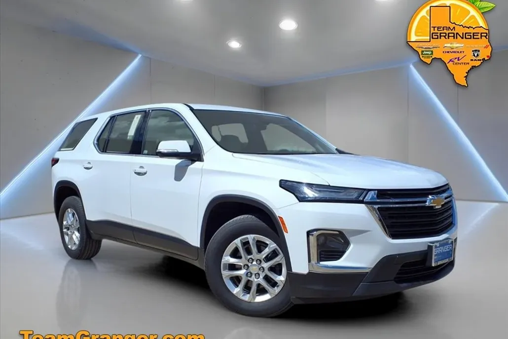 2023 Chevrolet Traverse LS photo 1