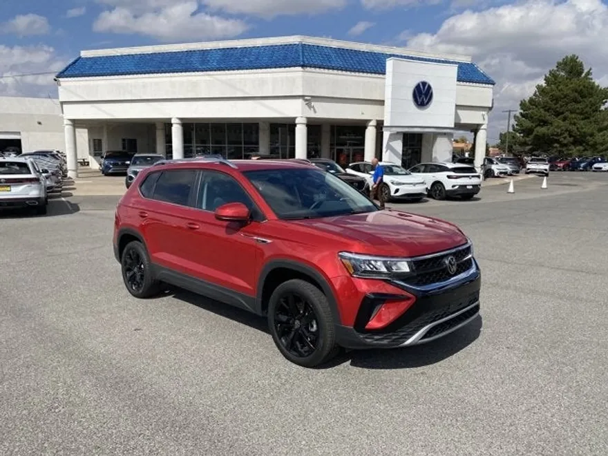 2024 Volkswagen Taos SE photo 1