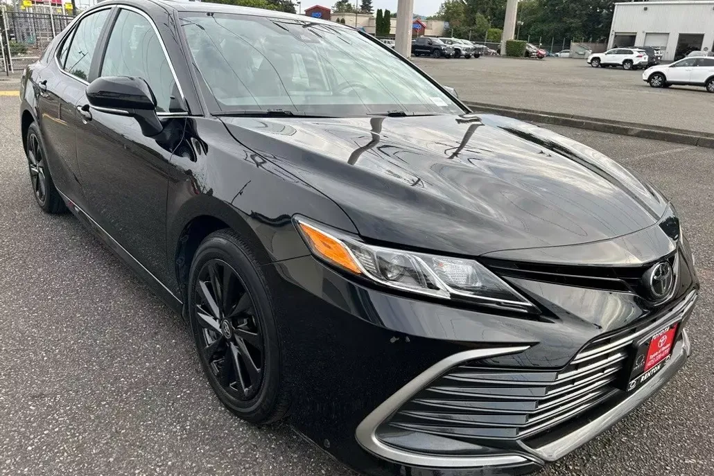 2023 Toyota Camry LE photo 1