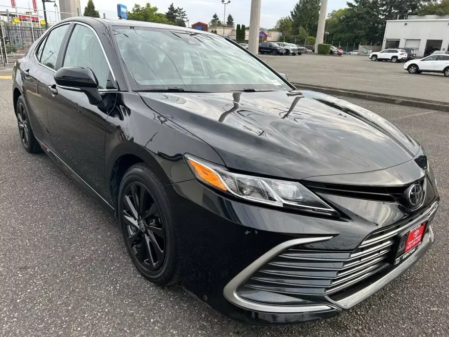 2023 Toyota Camry LE photo 1
