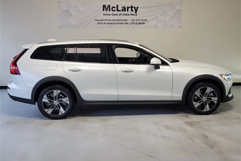 2026 Volvo V60 Cross Country B5 Plus photo 1