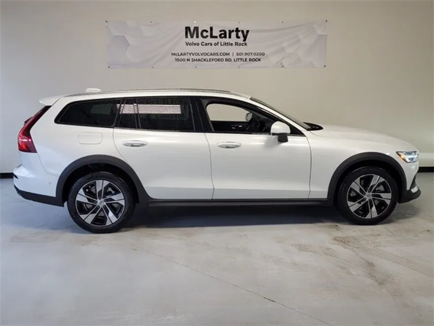 2026 Volvo V60 Cross Country B5 Plus photo 1