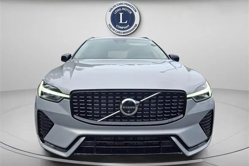 2025 Volvo XC60 B5 Plus photo 1