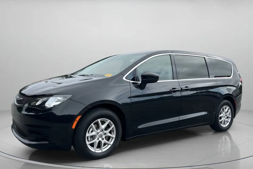 2022 Chrysler Voyager LX photo 1