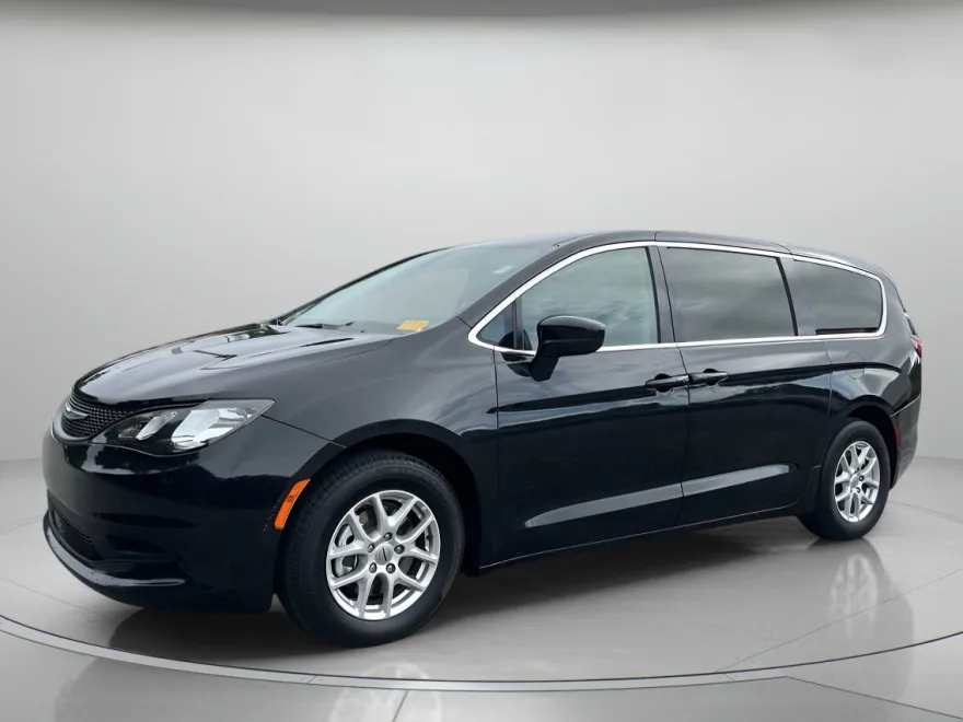2022 Chrysler Voyager LX photo 1