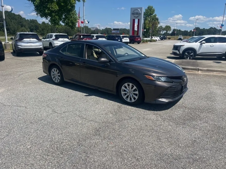 2018 Toyota Camry LE photo 1