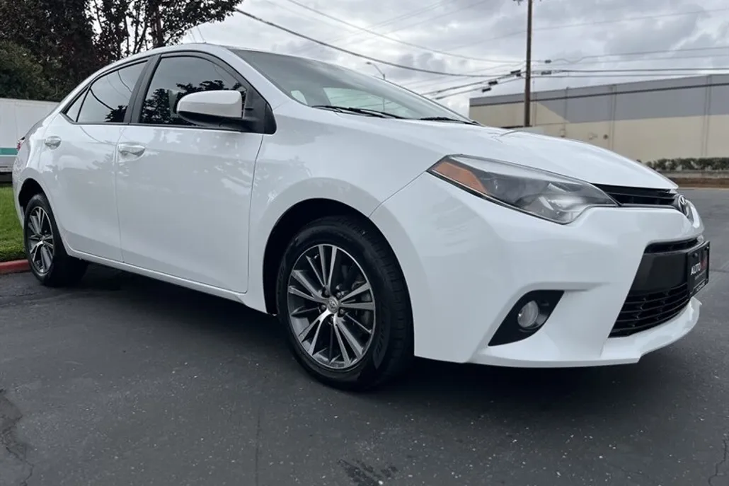 2016 Toyota Corolla LE Plus photo 1
