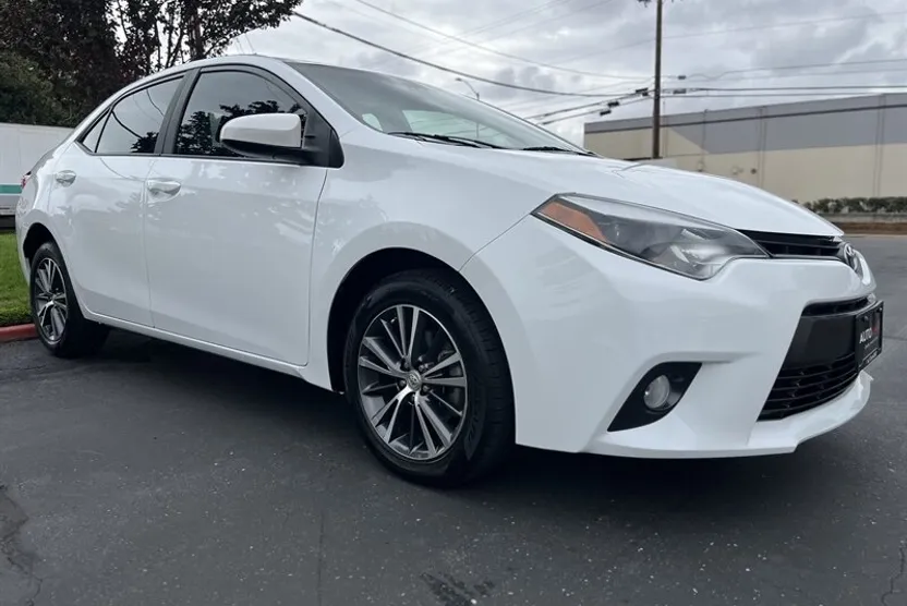 2016 Toyota Corolla LE Plus photo 1