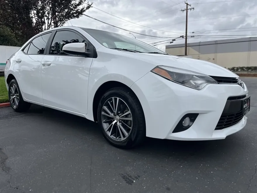 2016 Toyota Corolla LE Plus photo 1