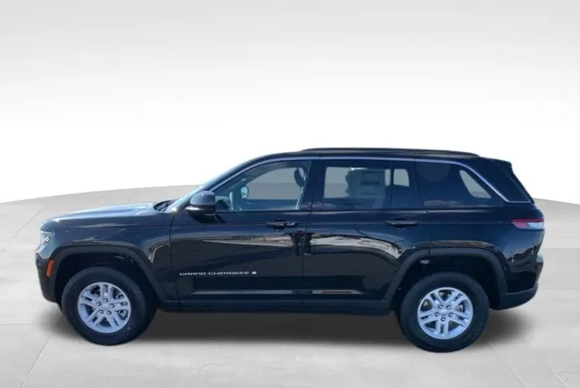 2025 Jeep Grand Cherokee Laredo photo 1
