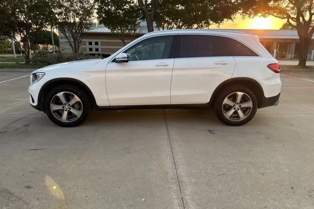 2017 Mercedes Benz GLC 300 4MATIC photo 1