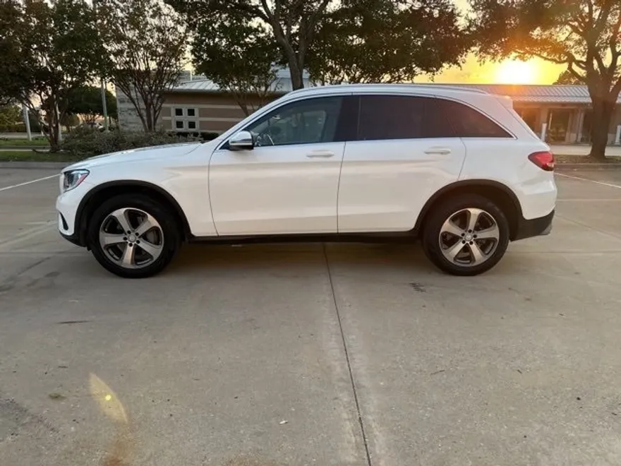 2017 Mercedes Benz GLC 300 4MATIC photo 1