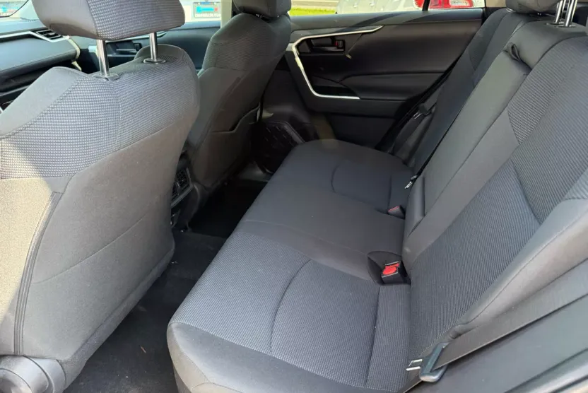 2022 Toyota RAV4 LE photo 1