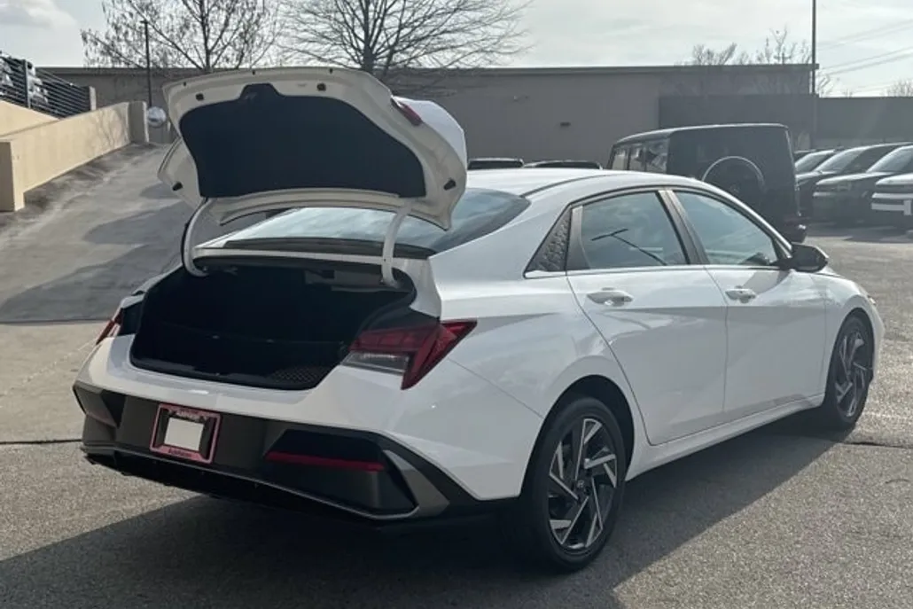 2025 Hyundai Elantra SEL Convenience photo 1