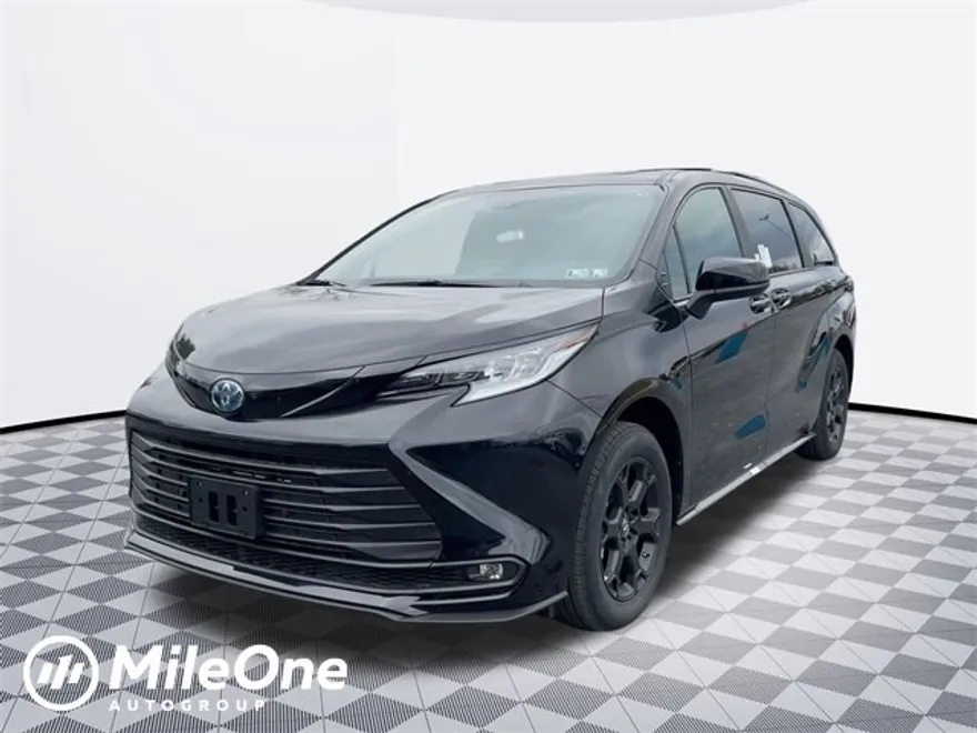 2025 Toyota Sienna Woodland Edition photo 1