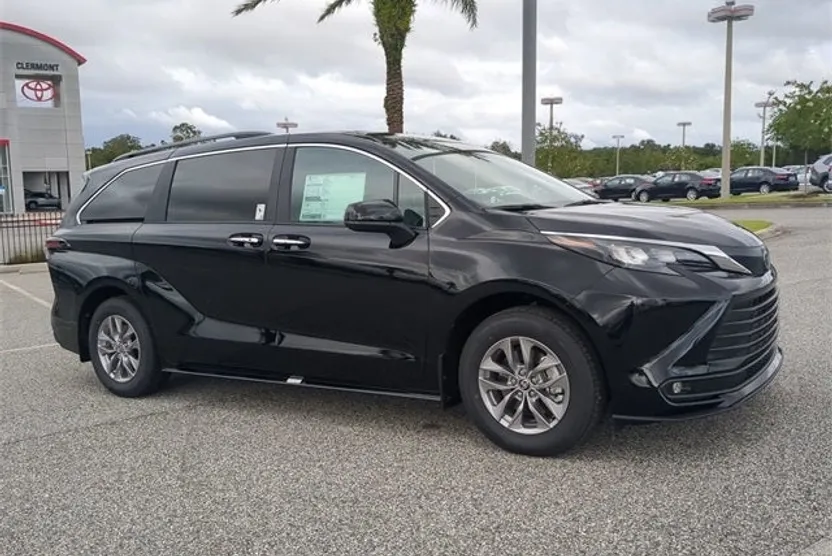 2025 Toyota Sienna XLE photo 1