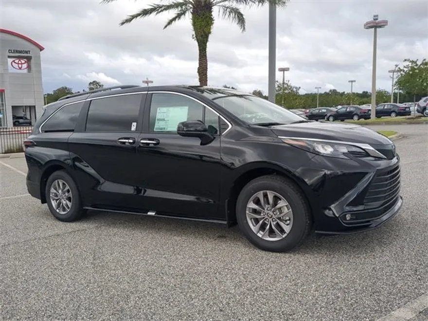 2025 Toyota Sienna XLE photo 1
