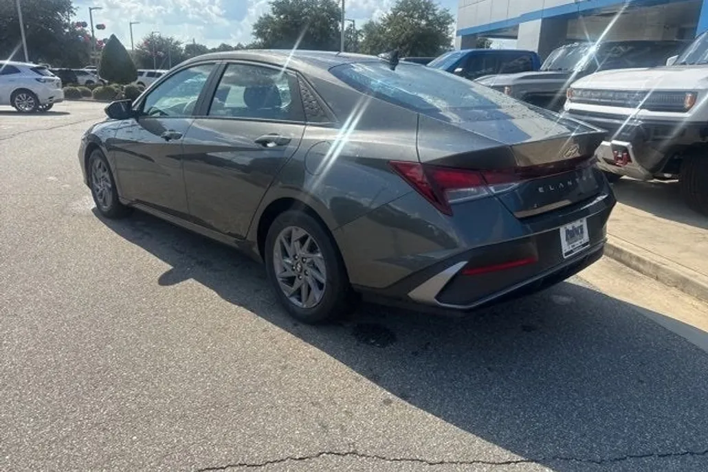 2024 Hyundai Elantra SEL photo 1