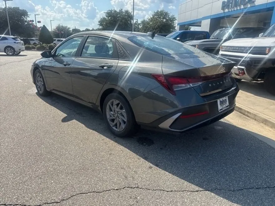 2024 Hyundai Elantra SEL photo 1