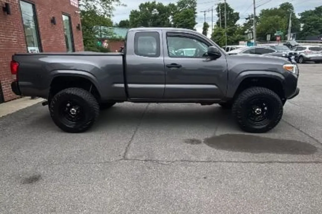 2017 Toyota Tacoma Access Cab SR5 photo 1