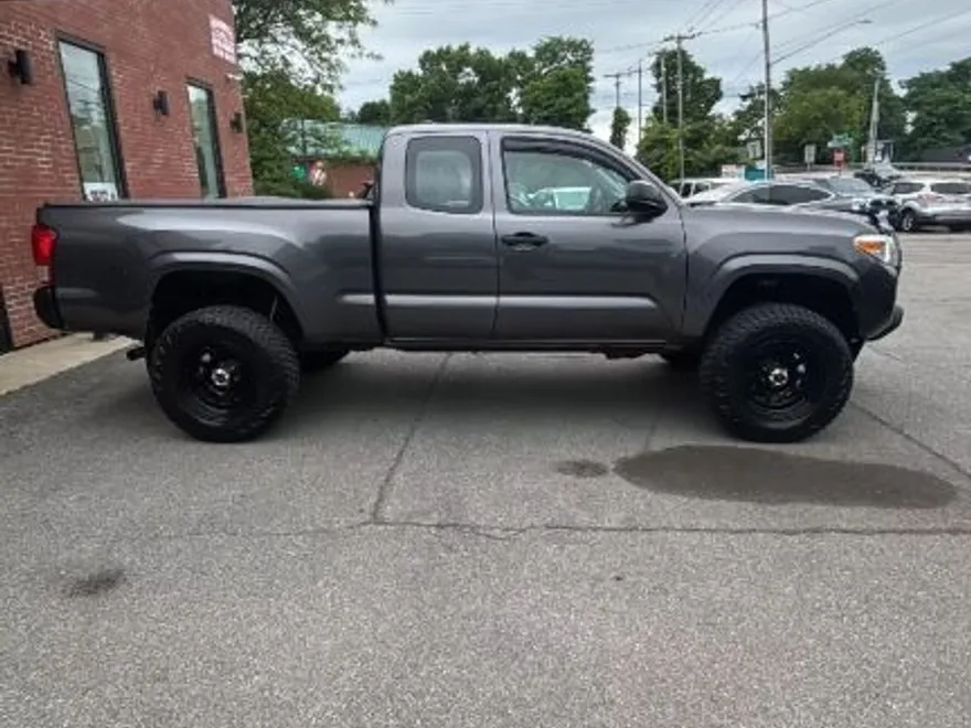2017 Toyota Tacoma Access Cab SR5 photo 1