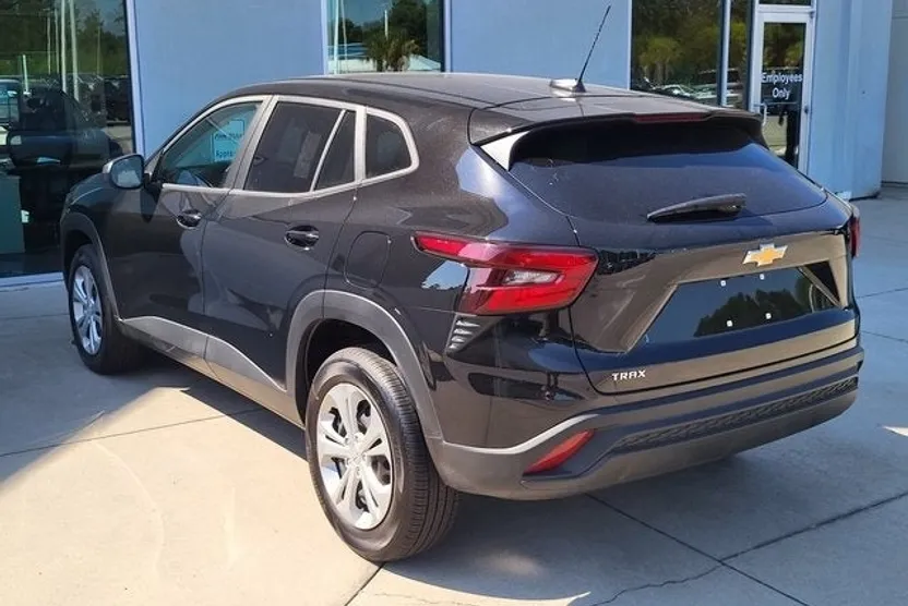 2025 Chevrolet Trax LS photo 1