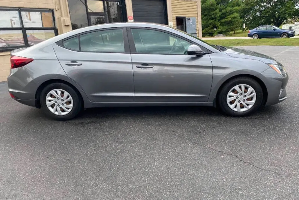 2020 Hyundai Elantra SE photo 1