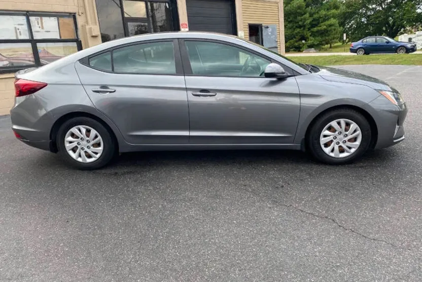 2020 Hyundai Elantra SE photo 1