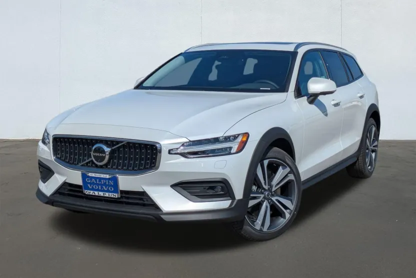 2026 Volvo V60 Cross Country B5 AWD Plus photo 1