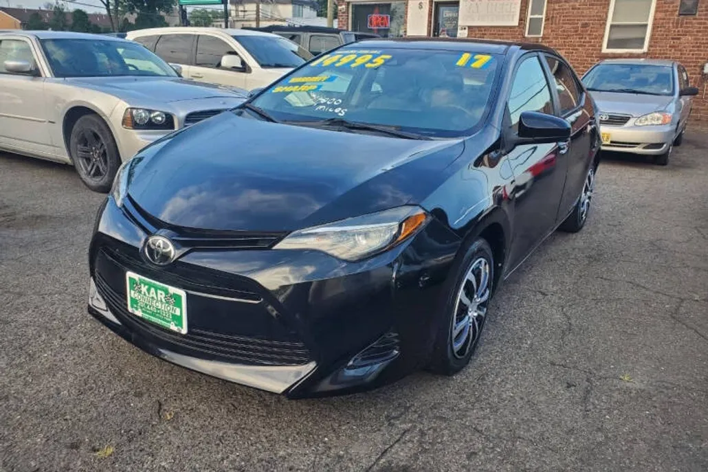 2017 Toyota Corolla LE photo 1