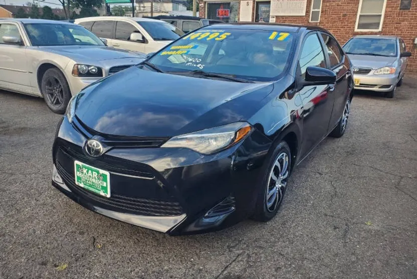 2017 Toyota Corolla LE photo 1