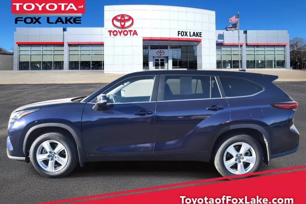 2023 Toyota Highlander LE photo 1