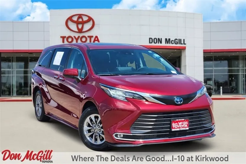 2022 Toyota Sienna XLE photo 1